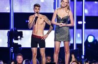 Justin Bieber se déshabille au Fashion Rocks 2014