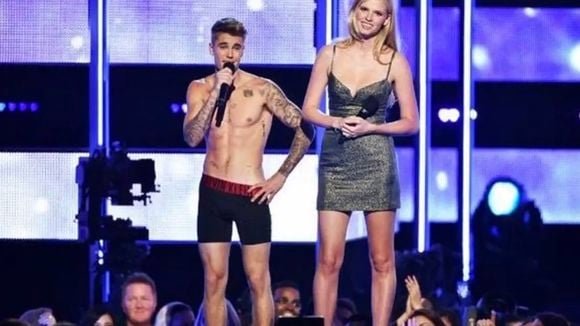 Fashion Rocks 2014 : Justin Bieber se déshabille, le public le hue