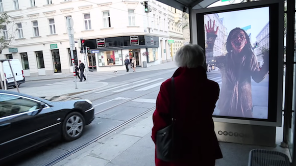 Pub : Pour le retour de "Walking Dead", une chaîne autrichienne tente d'effrayer des passants avec des zombies