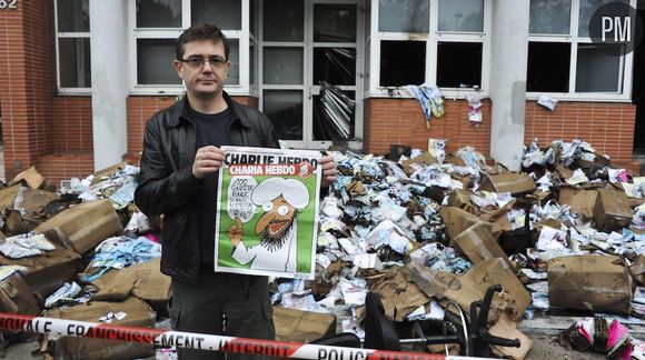 Charb devant les locaux incendiés de "Charlie Hebdo" en 2011