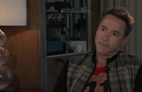 Agacé, Robert Downey, Jr. interrompt l'interview.