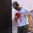 Blessé par un drone, Enrique Iglesias continue son concert en sang