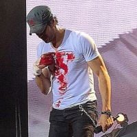 Blessé par un drone, Enrique Iglesias continue son concert en sang