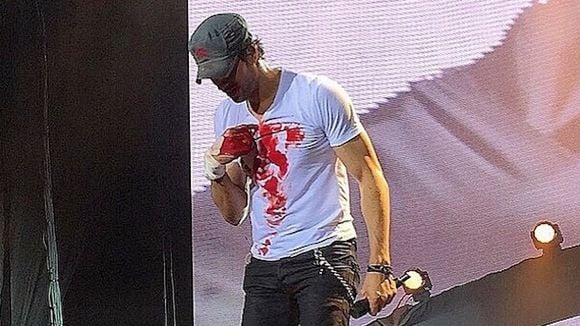 Blessé par un drone, Enrique Iglesias continue son concert en sang