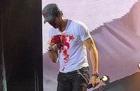 Enrique Iglesias se coupe en concert