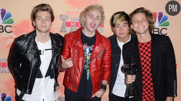 Michael Clifford, en rouge, au milieu des autres membres de 5 Seconds of Summer