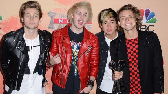 Les cheveux du guitariste de 5SOS prennent feu en plein concert