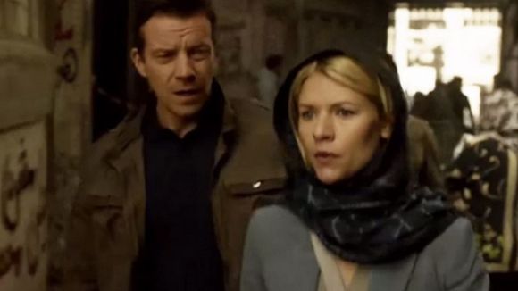 Des tags critiquant la série "Homeland" dans un épisode de... "Homeland"
