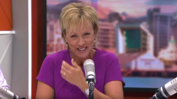 Une journaliste prise d'un fou rire à cause d'une "situation de défécation urgente"