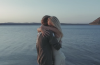 Julien Doré invite Pamela Anderson sur le clip de "Le Lac"