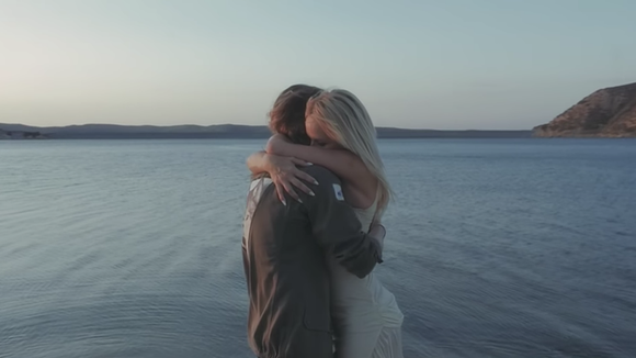 Clip : Julien Doré invite Pamela Anderson pour "Le Lac"