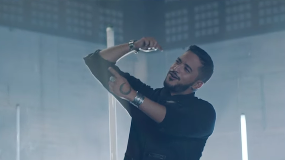 Clip : Slimane ("The Voice") enchaîne avec l'inédit "La famille ça va bien !"