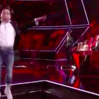 "The Voice" : Un candidat reprend "Bécassine"... avant de se vautrer par terre !