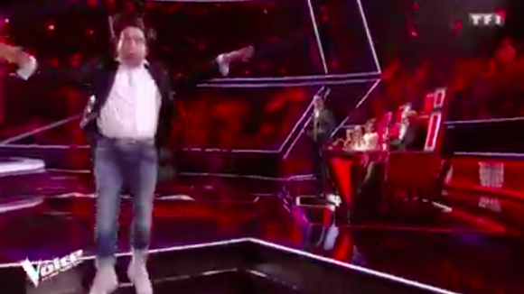 "The Voice" : Un candidat reprend "Bécassine"... avant de se vautrer par terre !