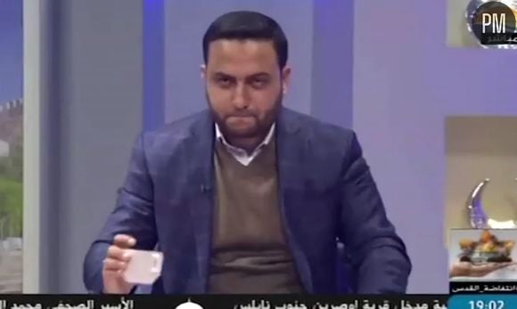 Un présentateur d'al-Aqsa TV avec la fameuse tasse à café