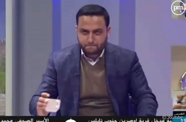 Un présentateur d'al-Aqsa TV avec la fameuse tasse à café