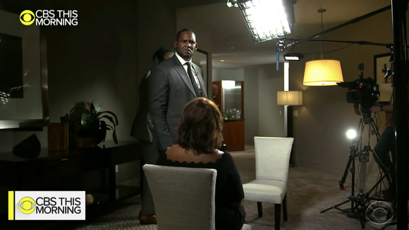 Furieux et en larmes, R. Kelly dément les accusations d'abus sexuels dans une interview surréaliste
