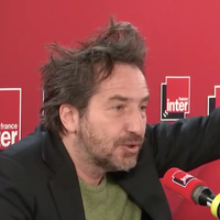 Quand Edouard Baer confond François-Xavier Bellamy (LR) avec un vigile dans le hall de Radio France