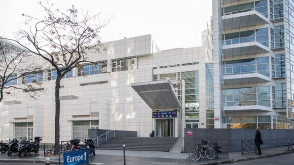 Audiences radio : Quelle est la seule émission d'Europe 1 à progresser sur un an et sur une vague ?