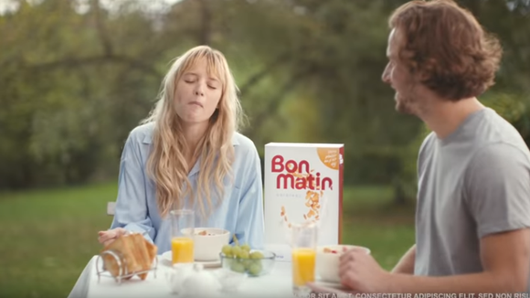 "Oui ou Non" : Angèle parodie les pubs télé dans son dernier clip