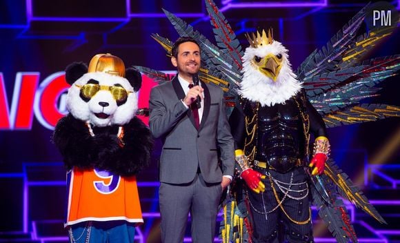 Camille Combal entouré du panda et de l'aigle sur le plateau de "Mask Singer"