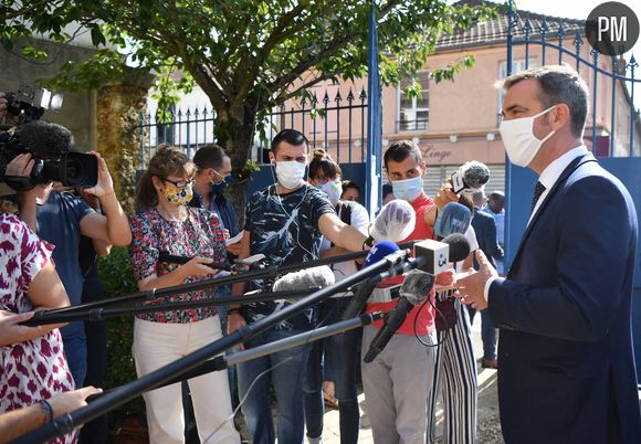 Olivier Véran avec des journalistes