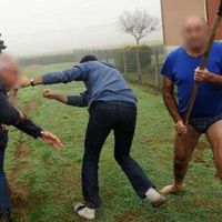 Le célèbre "homme en slip à la pelle" attaque en justice France Télévisions