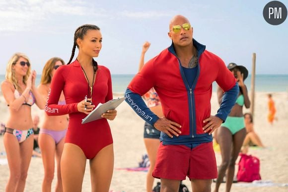 Dwayne Johnson et Ilfenesh Hadera dans "Baywatch - Alerte à Malibu" sur M6