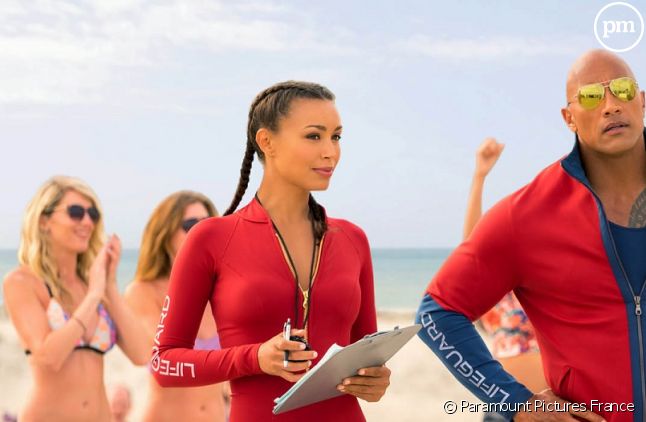 Dwayne Johnson et Ilfenesh Hadera dans "Baywatch - Alerte à Malibu" sur M6