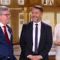 Jean-Luc Mélenchon s'invite à l'improviste dans le duplex entre "Elysée 2022" et "C à vous"