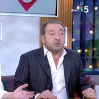 "C à vous" : Enorme malaise après une blague ratée de Patrick Timsit sur Mohamed Bouhafsi