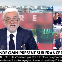 "Il va chez des amis" : Pascal Praud critique l'omniprésence de François Hollande sur le service public