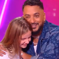 "Je ne fais que chialer" : Slimane s'effondre dans les bras d'une candidate dans "The Voice Kids"