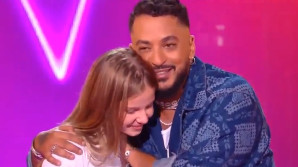 "Je ne fais que chialer" : Slimane s'effondre dans les bras d'une candidate dans "The Voice Kids"