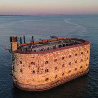 "Fort Boyard est en danger à moyen terme" : La production du jeu se prépare à vivre au rythme de "travaux titanesques"