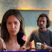 "C'est fini tout ça, on t'a sortie de là" : Bertrand Chameroy bizute Aurélie Casse pour sa première fois dans "C à Vous"