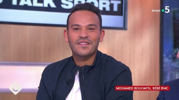 "C'est ma famille !" : Mohamed Bouhafsi ému en évoquant son parcours à RMC dans "C à vous"