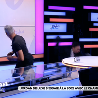 "Vous m'avez fait mal !" : Jordan De Luxe se prend un "high kick" par son invité sur C8