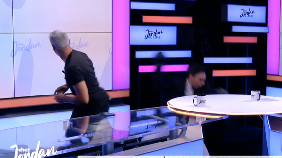 "Vous m'avez fait mal !" : Jordan De Luxe se prend un "high kick" par son invité sur C8