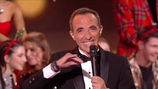 "Pourquoi j'ai de la fumée dans la gueule ?" : Nikos Aliagas victime d'un fou-rire incontrôlable dans "Star Academy"