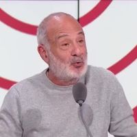 Gérard Miller, ex-chroniqueur star de Laurent Ruquier, accusé de viols et d'agressions sexuelles sous hypnose