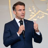 "Il faut respecter les règles" : Pourquoi LFI et LR saisissent l'Arcom avant l'interview d'Emmanuel Macron aux JT de 20h jeudi