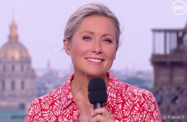 Anne-Sophie Lapix présente le "20 Heures" sur France 2 depuis le studio aménagé place du Trocadéro à Paris.