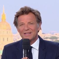Audiences access : Record pour le "20 Heures" de Laurent Delahousse sur France 2, qui devance de 1,5 million de téléspectateurs celui d'Audrey Crespo-Mara sur TF1
