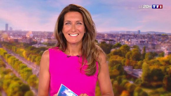 Anne-Claire Coudray sur le plateau du "20 Heures" de TF1