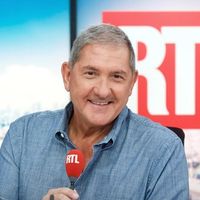 "J'ai été blessé" : Yves Calvi revient sur son éviction de BFMTV, de la matinale de RTL et son "été mouvementé"