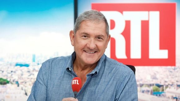 "J'ai été blessé" : Yves Calvi revient sur son éviction de BFMTV, de la matinale de RTL et son "été mouvementé"