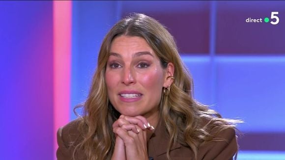 "Je vais tenter de rester digne" : Laury Thilleman s'effondre en évoquant sa grand-mère dans "C à vous"