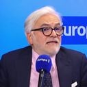 "C'était la 'Star Ac' ou 'Le bonheur est dans le pré' !" : Sur Europe 1, Pascal Praud compare la passation de pouvoirs des ministres à une "télé-réalité"