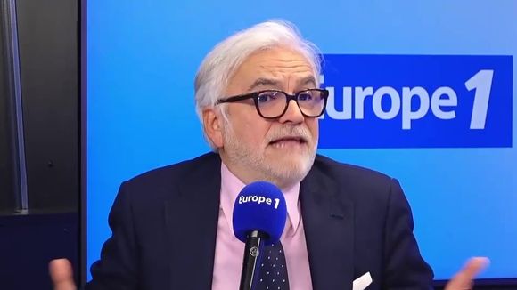 "C'était la 'Star Ac' ou 'Le bonheur est dans le pré' !" : Sur Europe 1, Pascal Praud compare la passation de pouvoirs des ministres à une "télé-réalité"